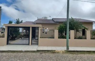 Casa para venda em sombrio, centro, 3 dormitórios, 1 suíte, 2 banheiros, 2 vagas