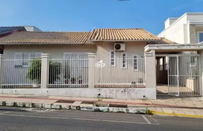 Casa para venda em sombrio, centro, 3 dormitórios, 2 banheiros, 1 vaga