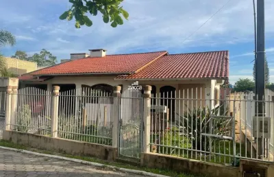 Casa para venda em sombrio, centro, 3 dormitórios, 2 banheiros, 2 vagas