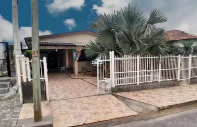 Casa para venda em sombrio, centro, 3 dormitórios, 2 banheiros, 2 vagas