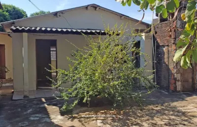 Vende-se casa no jardim planalto. casa de madeira em ótima localização. terreno amplo