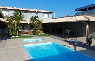 Casa 1 quadra do mar 4 quartos, 2 suítes em balneário carapebus