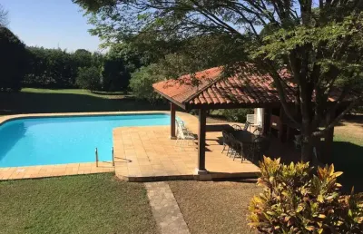 Com at de 10 mil m²  esta ótima casa de campo  mobiliada para locação no loteamento chácara morada mediterrânea - jundiaí sp
