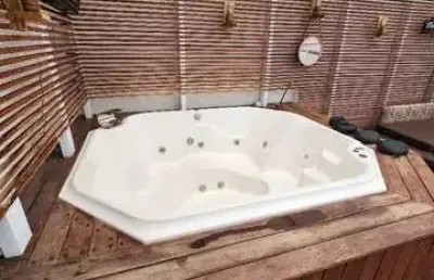 Lindo sobrado no jardim paulista ii, 3 suítes sendo uma master, com piscina aquecida e jacuzzi