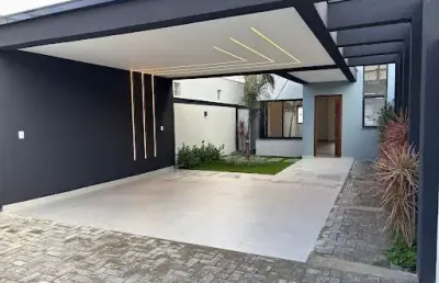 Sobrado com piscina, 03 dormitórios sendo 01 suite a venda no boneca do iguaçu