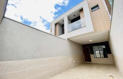Sobrado com 120m² – 3 dormitórios, 01 suíte com sacada e área gourmet