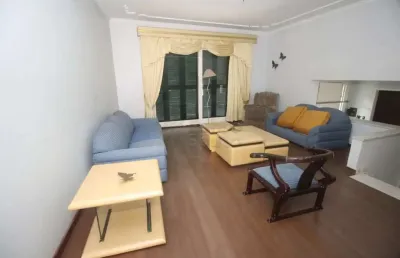 Maravilhosa casa disponível para locação, totalmente mobiliada e com espaços encantadores
