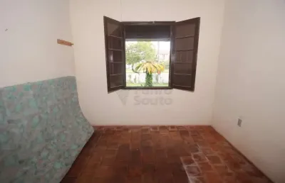 Casa com amplo pátio a duas quadras da orla do laranjal