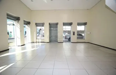Aluguel de prédio comercial com ampla sala na parte inferior e mezanino