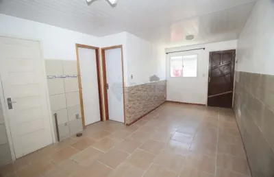 Casa compacta de 1 dormitório em pátio compartilhado no bairro areal: praticidade e conforto próximo à rbs!