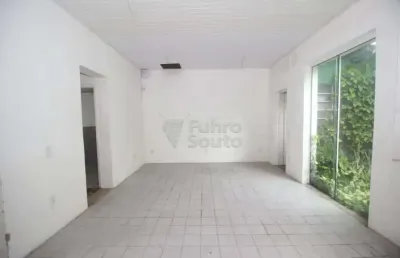 Casa comercial com cômodos amplos na domingos de almeida - areal