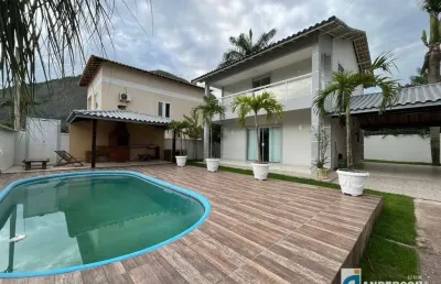Casa de alto padrão  em condomínio com 4 quartos, piscina e churraqueira em itaipuaçu