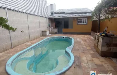 Casa 2 quartos (1 suíte) com piscina e churrasqueira + anexo  2 kitinetes no jd. atlântico oeste