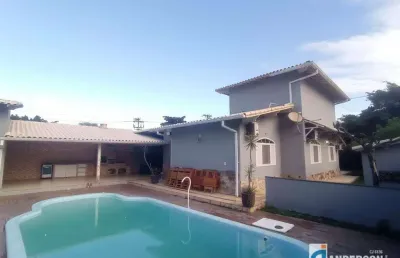 Maravilhosa casa 3 quartos (1 suíte) com piscina, churrasqueira e garagem 5 carros no barroco prox. a praia