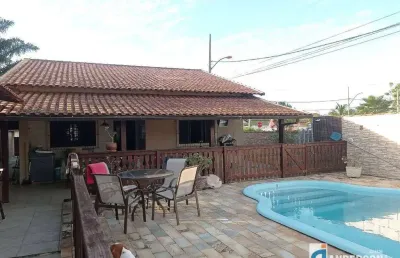 Oportunidade !! casa  2 quartos grandes (1 suíte) com churrasqueira, piscina + suíte externa no jd. atlântico leste