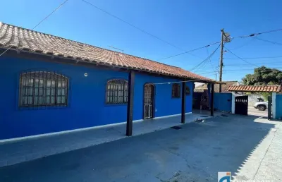 Casa 2 quartos com churrasqueira e quintal no jd. atlântico oeste