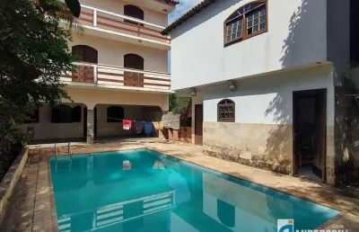 Triplex com 6 quartos (4 suítes) com piscina e churrasqueira prox. a praia no jd. atlântico central