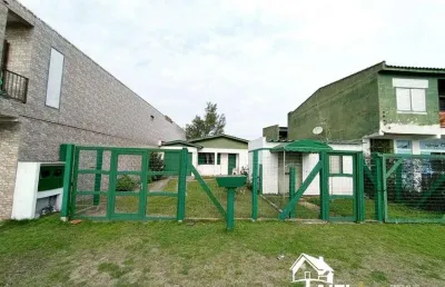 Casa com 3 dormitórios e ponto comercial na avenida central em cidreira/rs