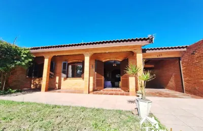 Encantadora residência com anexo apenas 3 quadras da praia no centro de cidreira/rs