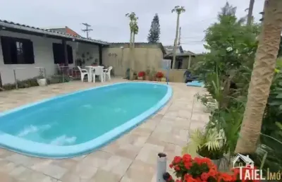 Casa com 3 dormitórios, espaço gourmet com churrasqueira e piscina na praia de cidreira/rs