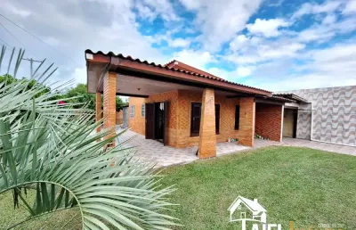Casa de esquina em avenida asfaltada na praia de cidreira/rs