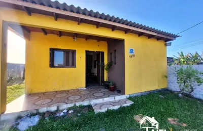 Casa com 2 dormitórios e pátio amplo em cidreira/rs