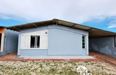 Casa com 3 dormitórios e anexo com suíte no centro em quadra beira mar na praia de cidreira/rs