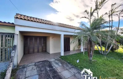 Belíssima residência de laje constituída por 2 terrenos, pátio amplo com piscina na praia de cidreira/rs