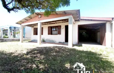 Casa com 3 dormitórios, suíte e garagem fechada na praia de cidreira/rs