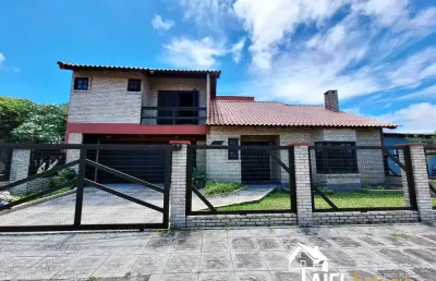 Espetacular residência com piscina no centro da praia de cidreira/rs