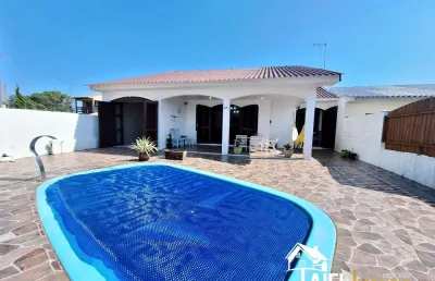 Belíssima residência com piscina no centro da praia de cidreira/rs
