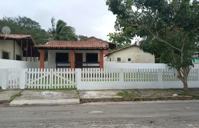 Casinha de boneca em condomínio fechado com muito verde e seguro.