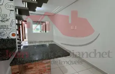 Excelente sobrado com dois dormitórios no bairro rio pequeno em camboriú.