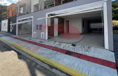Sobrado triplex de alto padrão muito bem localizado no terras altas em camboriú
