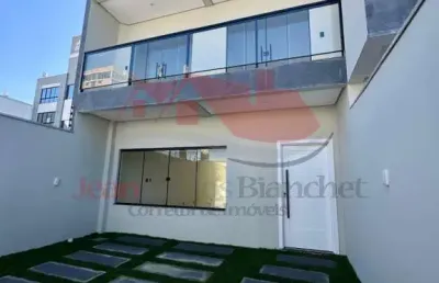 Sobrado amplo com piscina no terras altas em camboriú