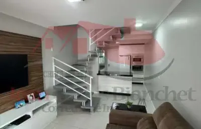 Lindo sobrado mobiliado com espaço gourmet e excelente localização em camboriú