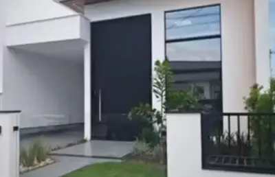 Linda, nova e mobiliada casa de 2 quartos sendo uma suíte no melhor loteamento de potecas!