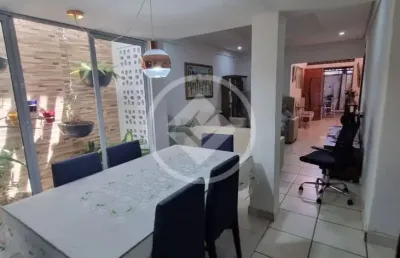 Casa solta nas laterais com 2 pequenos flats - manaíra