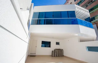 Casa 100% sol da manhã e na quadra do mar em jardim camburi