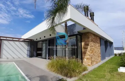 Casa alto padrão de esquina com 160m², 03 dormitórios próxima do mar.