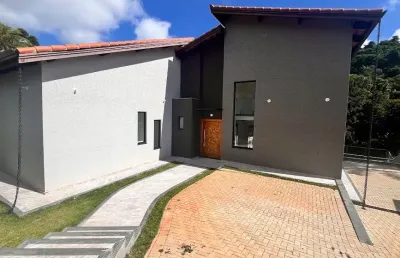 Linda casa em condomínio fechado com 3 suítes, 4 vagas de garagem