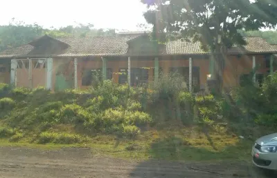 Vende-se  terreno com prédio e galpões na br-040, em congonhas