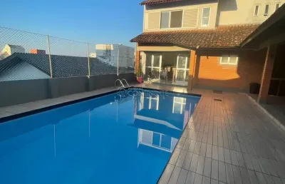 Casa ampla com piscina em coqueiros, em meio a via gastronômica - florianópolis