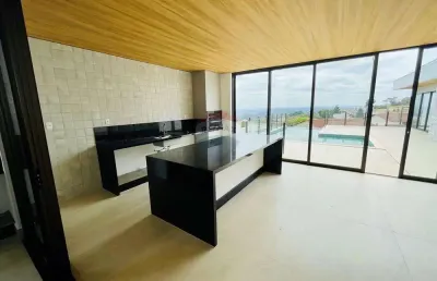 Casa de luxo linear com 4 suites proximo ao centro da cidade