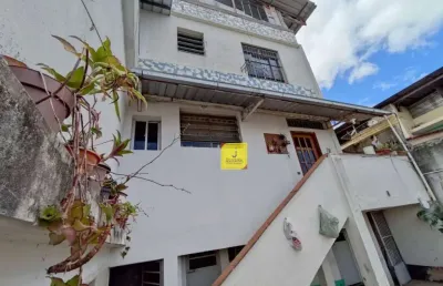 Excelente imóvel, com excelente localização, no bairro ladeira, com casa de 3 quartos e 3 kitnets, com frente para duas ruas.