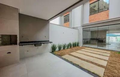 Casa com 3 quartos (suíte), espaço gourmet, área externa e 2 vagas no santa catarina