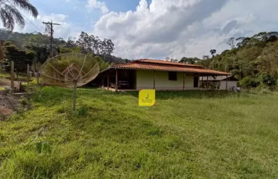 Granja toda plana, com 3.000m², e casa de telhado colonial de 3 quartos, no granjeamento varginha (br-040 - km 780).