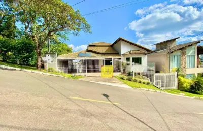 Excelente casa com privacidade e uma bela vista em condomínio fechado