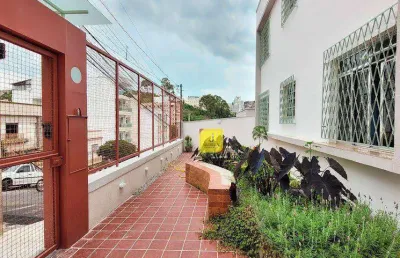 Apto térreo, todo reformado, com 2 quartos (suíte com closet, área externa e garagem no alto dos passos