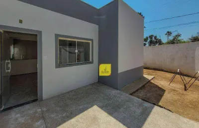 Casa individual e linear, com 2 quartos, garagem e quintal, no residencial renascença